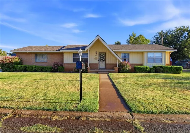 Photo 1 of Single family home for sale at 813 Standifer Rd, Elk City, OK 73644 | MLS# 1247061 | Listing updated on 2026-09-22
