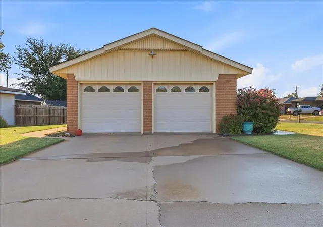 Photo 3 of Single family home for sale at 813 Standifer Rd, Elk City, OK 73644 | MLS# 1247061 | Listing updated on 2026-09-22