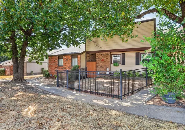 Photo 2 of Townhouse for sale at 333 Sundance Ln, Edmond, OK 73034 | MLS# 1247070 | Listing updated on 2026-10-15