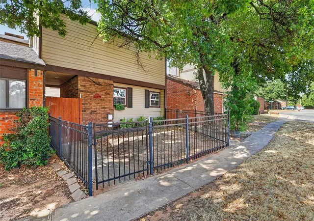 Photo 3 of Townhouse for sale at 333 Sundance Ln, Edmond, OK 73034 | MLS# 1247070 | Listing updated on 2026-10-15