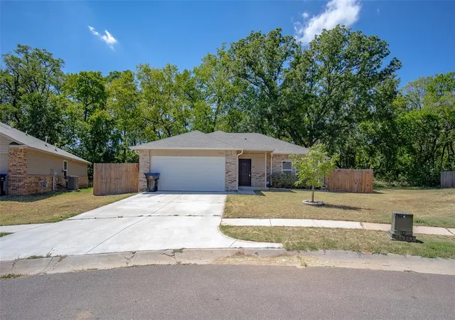 Photo 2 of Single family home for sale at 822 Highgarden Cir, Noble, OK 73068 | MLS# 1247093 | Listing updated on 2026-09-05