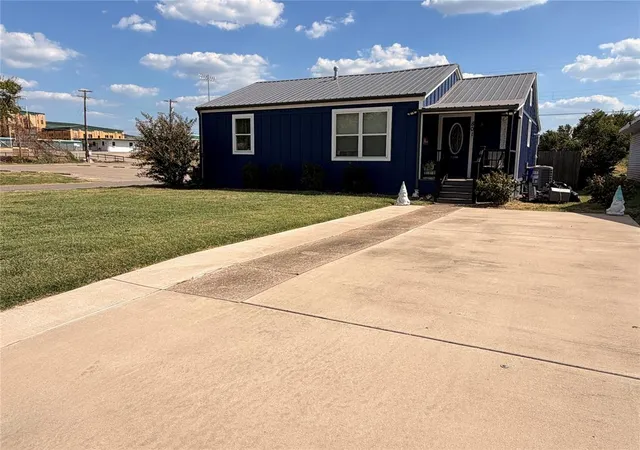 Photo 2 of Single family home for sale at 801 W College Ave, Seminole, OK 74868 | MLS# 1247137 | Listing updated on 2026-09-02