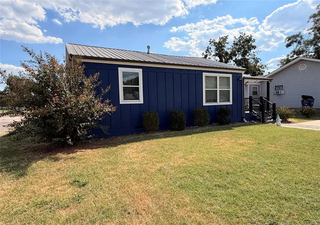 Photo 3 of Single family home for sale at 801 W College Ave, Seminole, OK 74868 | MLS# 1247137 | Listing updated on 2026-09-02