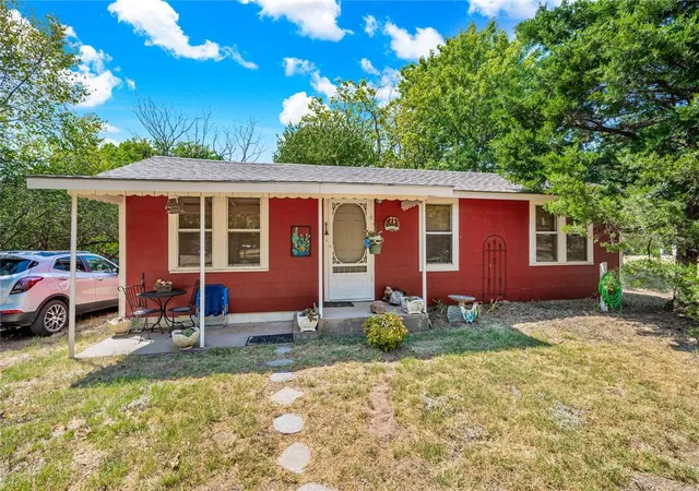 Single family home for sale at 801 N 6th Street, Marlow, OK 73055 | MLS# 1247143