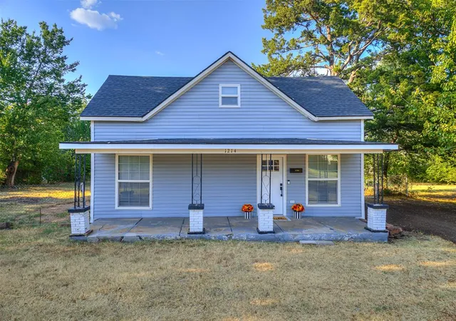 Photo 1 of Single family home for sale at 1214 E Harrison Ave, Guthrie, OK 73044 | MLS# 1247189 | Listing updated on 2026-09-30