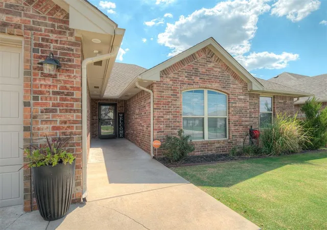 Photo 3 of Single family home for sale at 1915 Twisted Oak Ct, Shawnee, OK 74804 | MLS# 1247207 | Listing updated on 2026-09-05