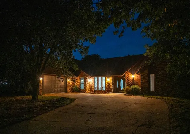 Photo 2 of Sale Pending at 321 Grissom Dr, Elk City, OK 73644 | MLS# 1247229 | Listing updated on 2026-10-14