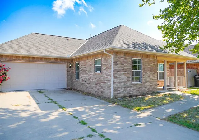 Photo 1 of Single family home for sale at 913 Sw 16th Street, Moore, OK 73160 | MLS# 1247254 | Listing updated on 2026-09-03