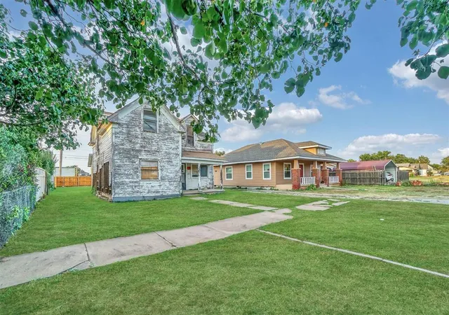 Photo 2 of Single family home for sale at 309 E Walnut St, Altus, OK 73521 | MLS# 1247268 | Listing updated on 2026-09-05