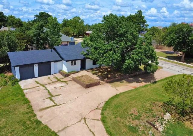 Photo 2 of Single family home for sale at 2 Nw 36th Street, Lawton, OK 73505 | MLS# 1247299 | Listing updated on 2026-09-02