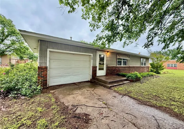 Photo 1 of Single family home for sale at 308 S Magnolia Ave, Erick, OK 73645 | MLS# 1247313 | Listing updated on 2026-09-02