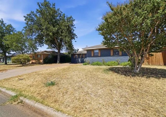 Photo 2 of Single family home for sale at 113 Sumner Dr, Altus, OK 73521 | MLS# 1247347 | Listing updated on 2026-09-04