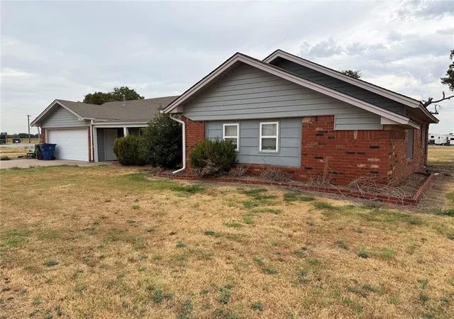 Photo 2 of Single family home for sale at 921 E Highway 19, Chickasha, OK 73018 | MLS# 1247400 | Listing updated on 2026-09-03