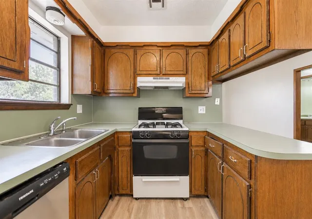 Photo 3 of House for sale at 915 Delmar Cir, Moore, OK 73160 | MLS# 1247442 | Listing updated on 2026-09-06