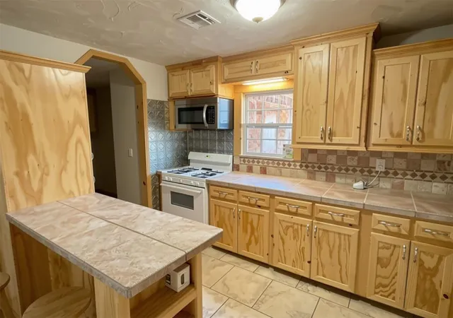 Photo 3 of Single family home for sale at 120 Thornton Ln, Elk City, OK 73644 | MLS# 1247444 | Listing updated on 2026-09-02