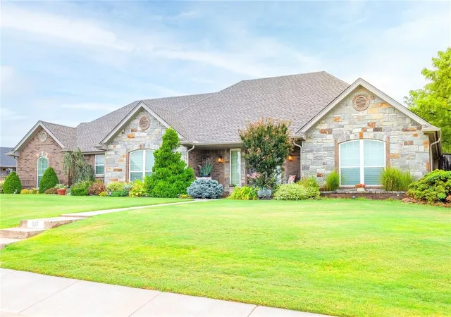 Photo 2 of Single family home for sale at 107 Clubhouse Dr, Elk City, OK 73644 | MLS# 1247449 | Listing updated on 2026-09-03
