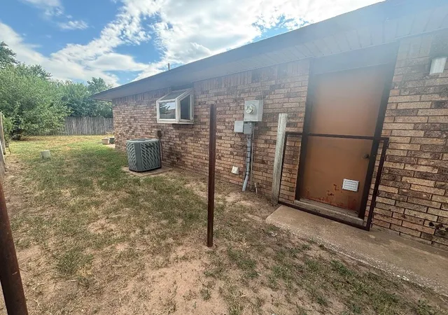 Photo 3 of Single family home for sale at 4013 Bunker Hl St, Enid, OK 73703 | MLS# 1247501 | Listing updated on 2026-10-21