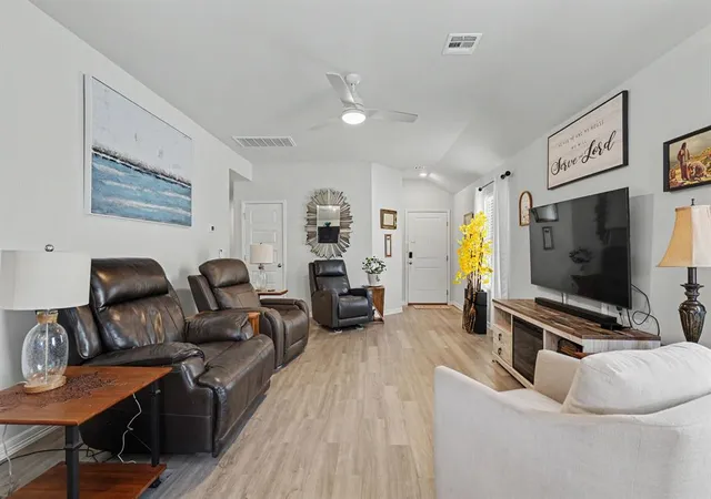 Photo 4 of Single family home for sale at 11616 Annette Dr, Yukon, OK 73099 | MLS# 1247531 | Listing updated on 2026-10-20
