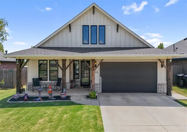 Single family home for sale at 3316 Pagoda Pead Dr, Yukon, OK 73099 | MLS# 1247533