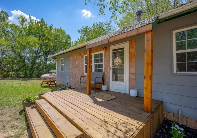 Single family home for sale at 1400 Crestwood Rd, Harrah, OK 73045 | MLS# 1247578