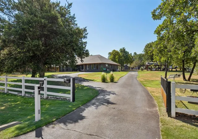 Photo 1 of Single family home for sale at 600 Sherwood Ln, Edmond, OK 73034 | MLS# 1247593 | Listing updated on 2026-09-17