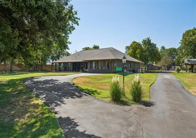 Photo 2 of Single family home for sale at 600 Sherwood Ln, Edmond, OK 73034 | MLS# 1247593 | Listing updated on 2026-09-17