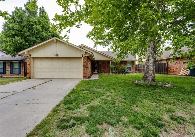 Photo 2 of Single family home for sale at 1011 Royal Ln, Yukon, OK 73099 | MLS# 1247604 | Listing updated on 2026-09-06