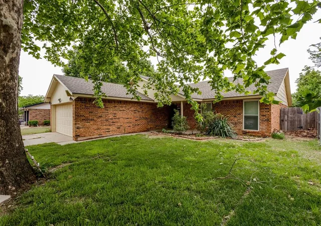 Photo 3 of Single family home for sale at 1011 Royal Ln, Yukon, OK 73099 | MLS# 1247604 | Listing updated on 2026-09-06