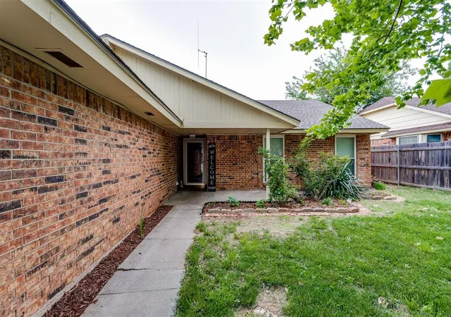 Photo 3 of Single family home for sale at 1011 Royal Ln, Yukon, OK 73099 | MLS# 1247604 | Listing updated on 2026-09-06