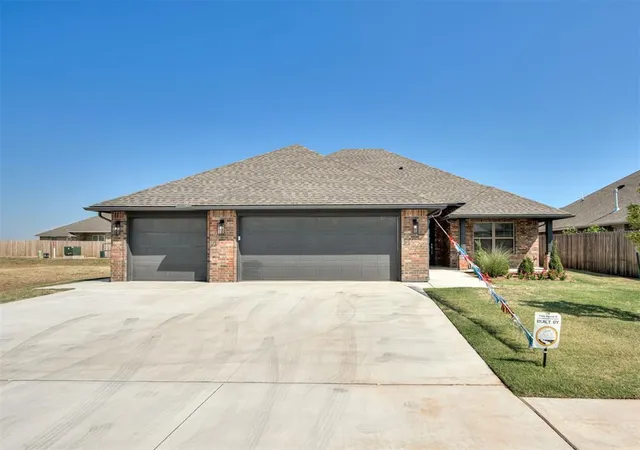 Photo 1 of Single family home for sale at 2905 Kingswood Dr, Norman, OK 73071 | MLS# 1247646 | Listing updated on 2026-09-08