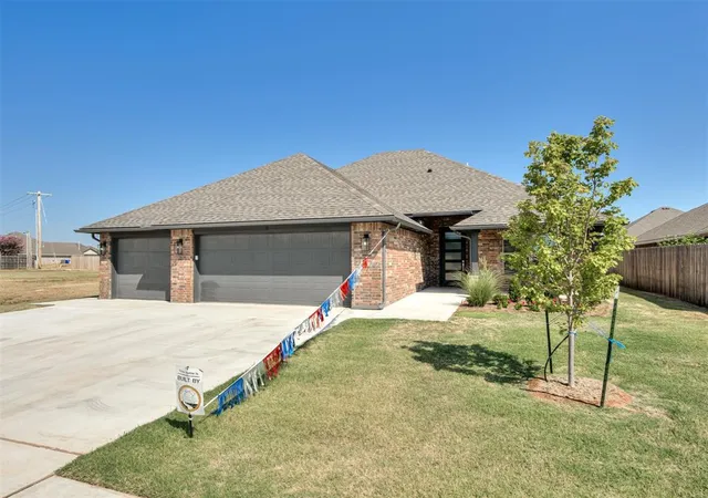 Photo 2 of Single family home for sale at 2905 Kingswood Dr, Norman, OK 73071 | MLS# 1247646 | Listing updated on 2026-09-08