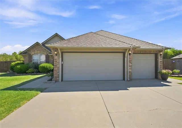 Photo 3 of Sale Pending at 11601 SW 17th Court, Yukon, OK 73099 | MLS# 1247680 | Listing updated on 2026-10-05