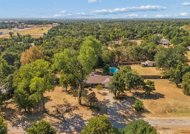 Photo 2 of Sale Pending at 4104 Redbud Ln, Edmond, OK 73034 | MLS# 1247687 | Listing updated on 2026-10-19