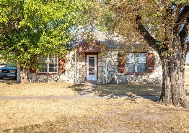 Photo 2 of Single family home for sale at 202 N Elm Ave, Union City, OK 73090 | MLS# 1247688 | Listing updated on 2026-09-05