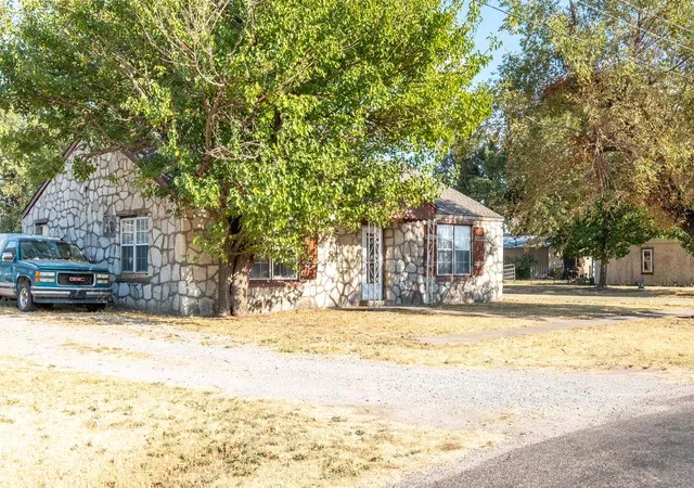 Photo 3 of Single family home for sale at 202 N Elm Ave, Union City, OK 73090 | MLS# 1247688 | Listing updated on 2026-09-05