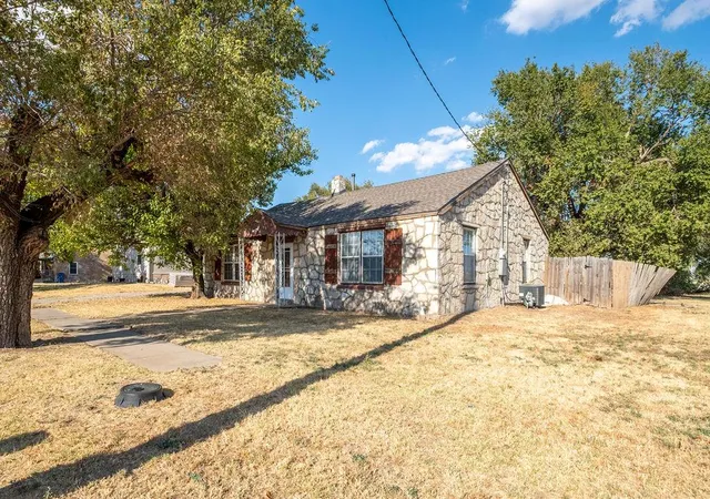 Photo 3 of Single family home for sale at 202 N Elm Ave, Union City, OK 73090 | MLS# 1247688 | Listing updated on 2026-09-05