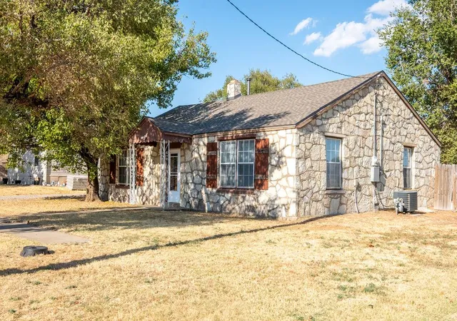 Photo 4 of Single family home for sale at 202 N Elm Ave, Union City, OK 73090 | MLS# 1247688 | Listing updated on 2026-09-05