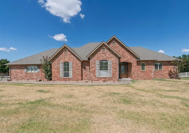 Photo 1 of Sale Pending at 2520 E Bradley St, Shawnee, OK 74804 | MLS# 1247743 | Listing updated on 2026-09-07
