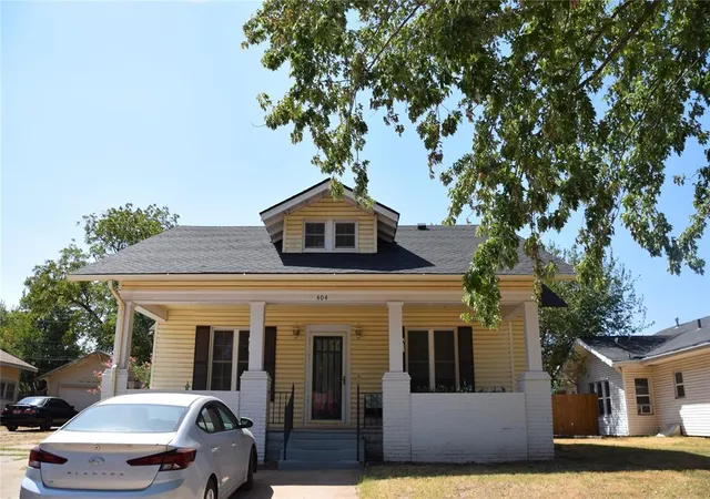 Photo 1 of Single family home for sale at 404 S 9th Street, Clinton, OK 73601 | MLS# 1247777 | Listing updated on 2026-09-05