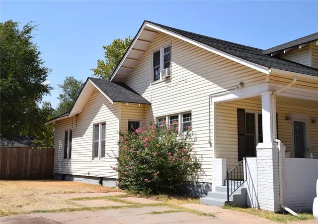 Photo 2 of Single family home for sale at 404 S 9th Street, Clinton, OK 73601 | MLS# 1247777 | Listing updated on 2026-09-05