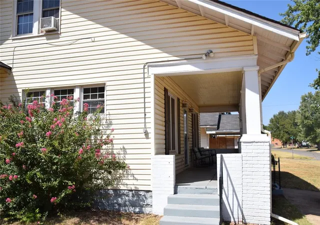 Photo 3 of Single family home for sale at 404 S 9th Street, Clinton, OK 73601 | MLS# 1247777 | Listing updated on 2026-09-05