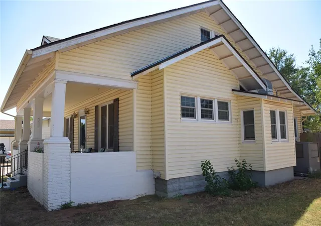 Photo 3 of Single family home for sale at 404 S 9th Street, Clinton, OK 73601 | MLS# 1247777 | Listing updated on 2026-09-05