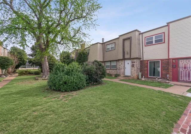 Townhouse for sale at 3326 Rock Crk Way, Oklahoma City, OK 73120 | MLS# 1247802