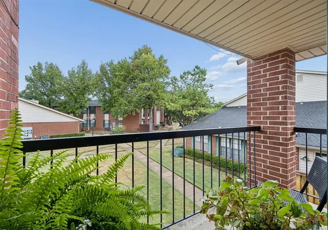 Listing Photo 2 - Condo for sale in building located at 4400 Hemingway Dr, Oklahoma, OK 73118 - Unit #274