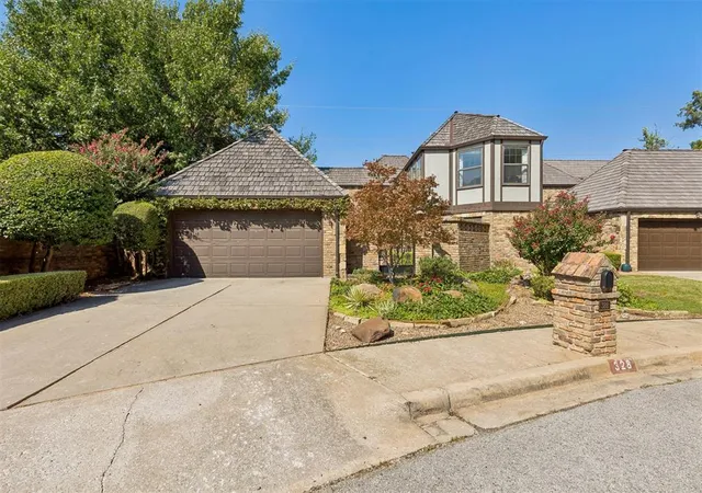 Photo 2 of Single family home for sale at 328 Windbrook Dr, Norman, OK 73072 | MLS# 1247821 | Listing updated on 2026-09-18