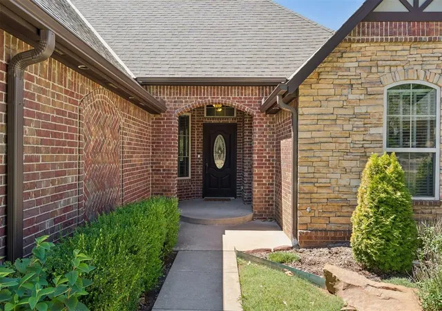 Photo 3 of Sale Pending at 3325 Cheyenne Villa Cir, Edmond, OK 73013 | MLS# 1247852 | Listing updated on 2026-09-30