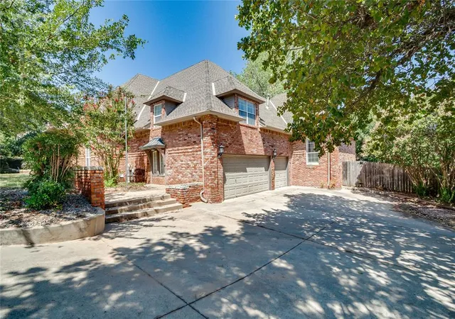 Single family home for sale at 2301 Bay Hl Pl, Edmond, OK 73034 | MLS# 1247895
