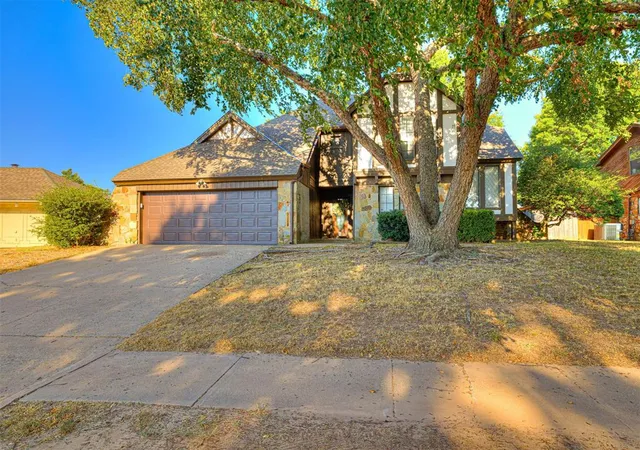 Photo 2 of Single family home for sale at 706 Heatherhill Dr, Norman, OK 73072 | MLS# 1247916 | Listing updated on 2026-10-06