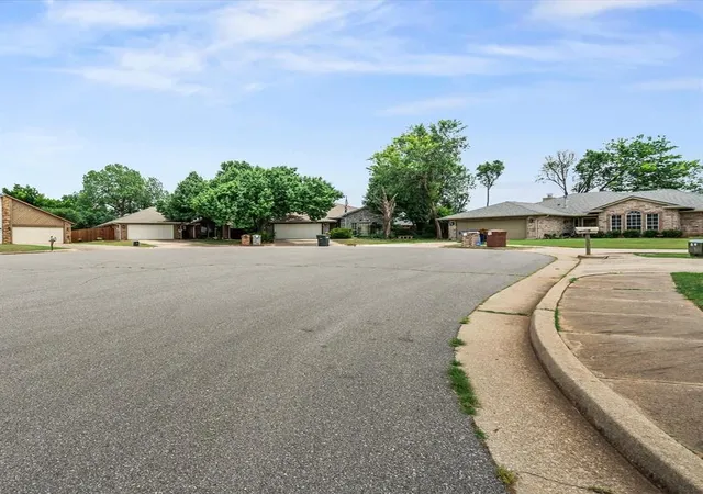 Listing Photo 4 - Condo for sale in building located at 1030 Pruett Dr, Edmond, OK 73003