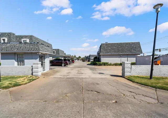Listing Photo 2 - Condo for sale in building located at 11421 N May Ave, Oklahoma, OK 73120 - Unit #B